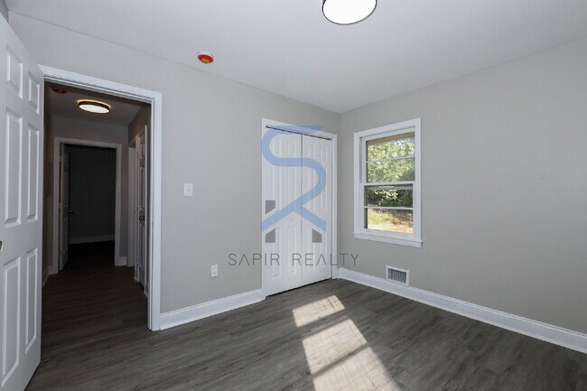 Building Photo - Move in before November 30th and choose yo...