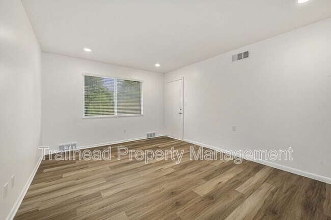 Building Photo - 8300 Robinson St