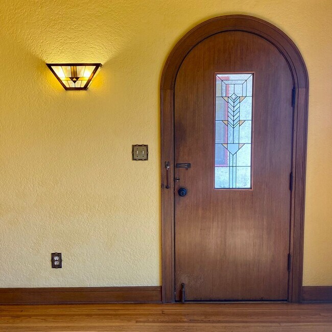 Building Photo - CHARMING! BACKYARD OASIS! REAL HARDWOOD FLOORS! FULL SIZED WASHER/DRYER! OFF OF ADAMS AVE!