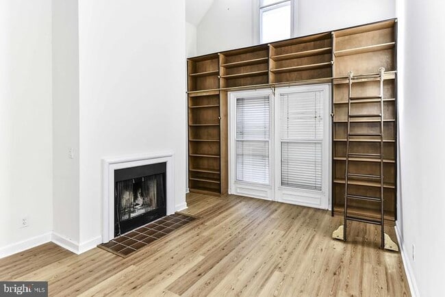 Building Photo - 115 N Lee St