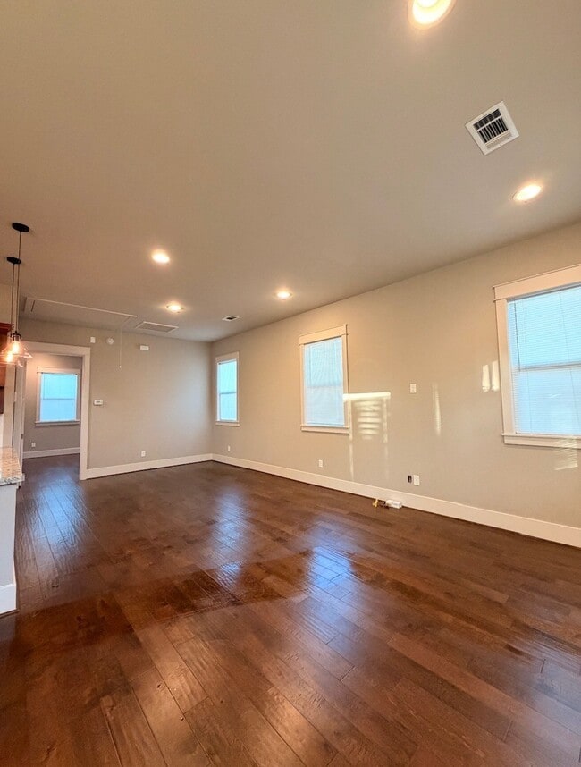 Building Photo - 905 W 15th 1/2 St