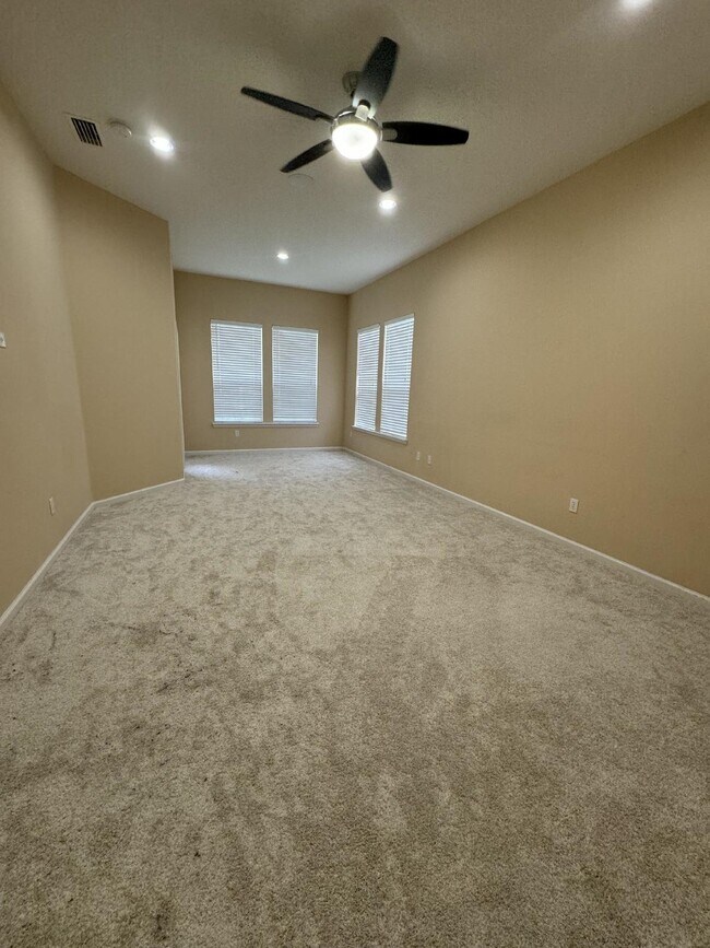 Building Photo - 4 bedroom 3 bath home in the Mandarin/ Sou...