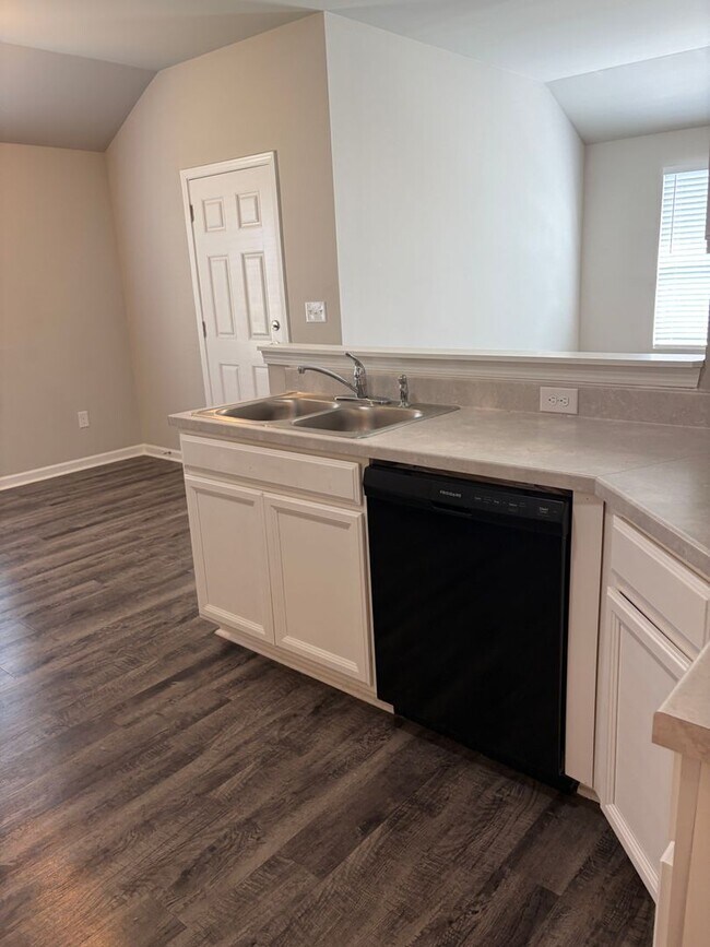 Building Photo - 401 Woodland Trl