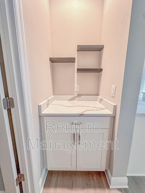 Building Photo - 12488 Oak Hill Way