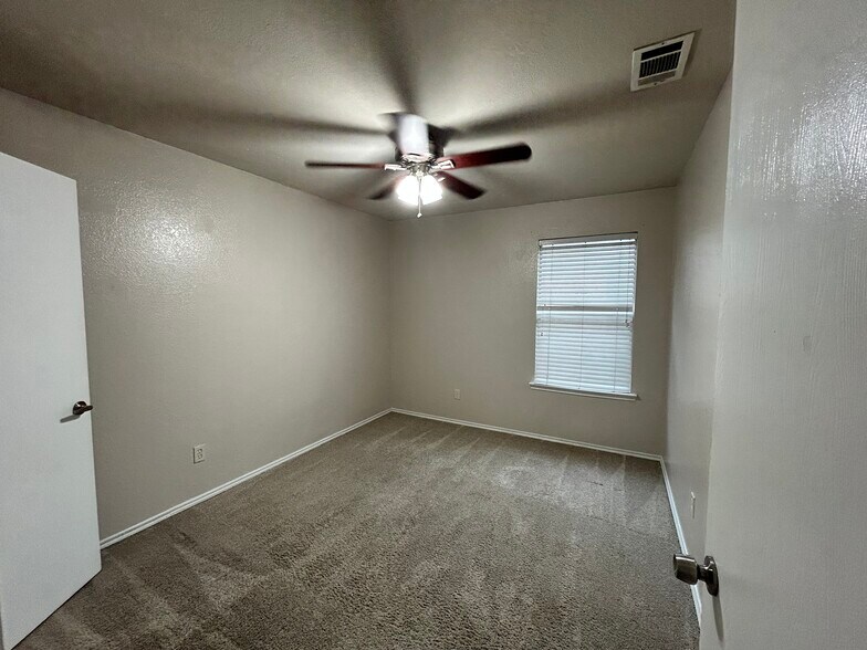 Building Photo - 10445 Hideaway Trl