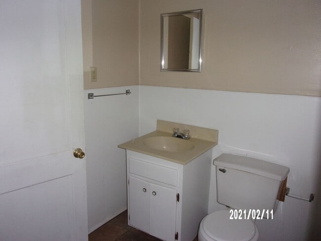 Building Photo - 2 Bedroom Apartment