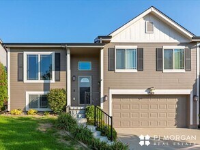 Building Photo - 3 Bedroom , 2 Bathroom House - Available I...