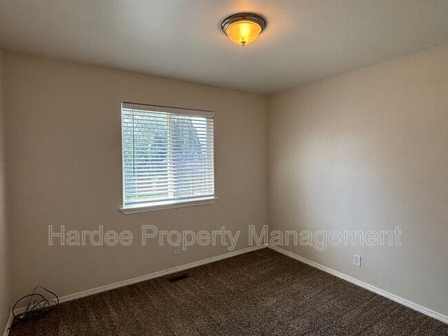 Building Photo - 2411 W Baystone Dr