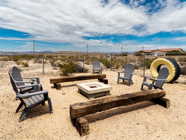 Building Photo - Escape to Your Own Desert Oasis!