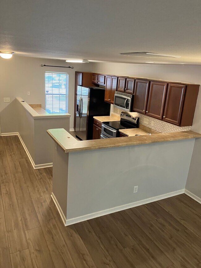 Building Photo - 858 Jarman Dr