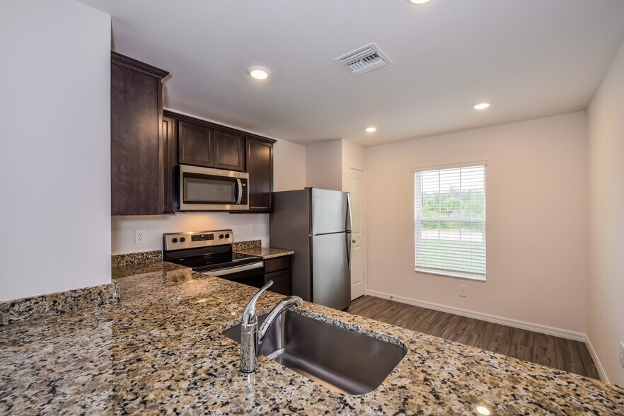 Building Photo - 879 Youngreen Dr