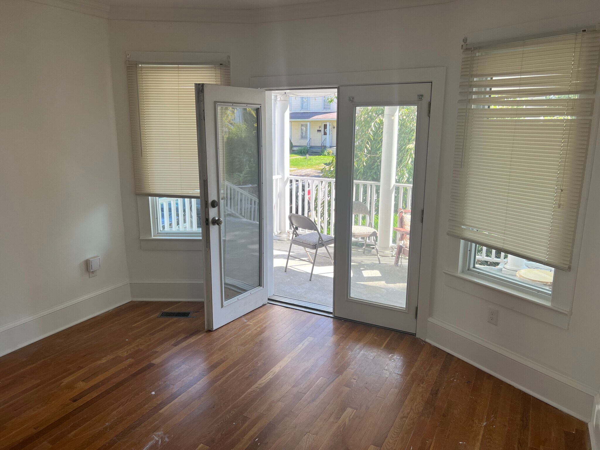 Building Photo - 305 Grovers Ave