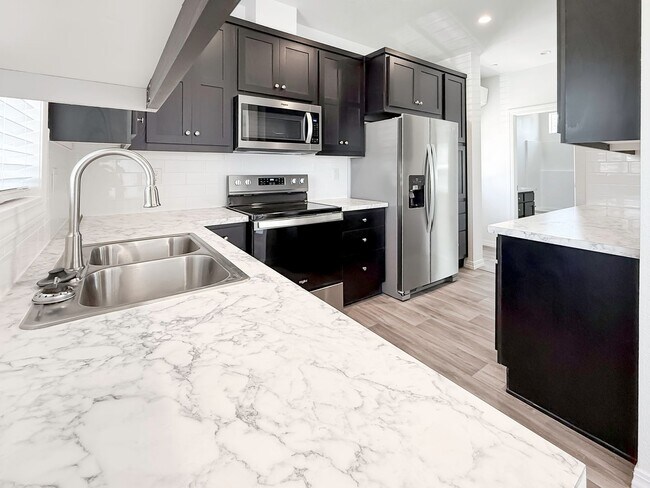 Building Photo - ~ AVAILABLE NOW ~ DUPLEX (LEFT)
