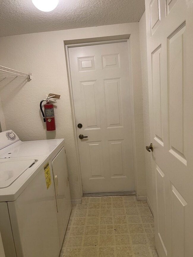 Building Photo - Beautiful 1st floor, 3 bedroom/2 bath cond...