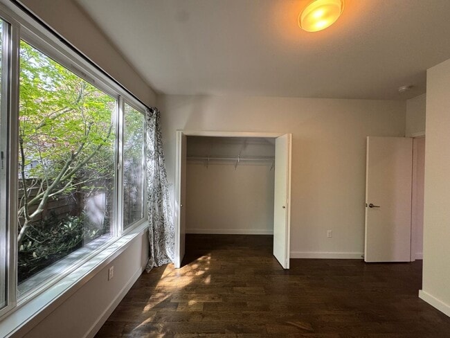 Building Photo - Modern 2 bed 2 bath townhome in Eastlake with panoramic view of Lake Union