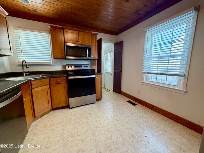 Building Photo - 628 Harris Pl