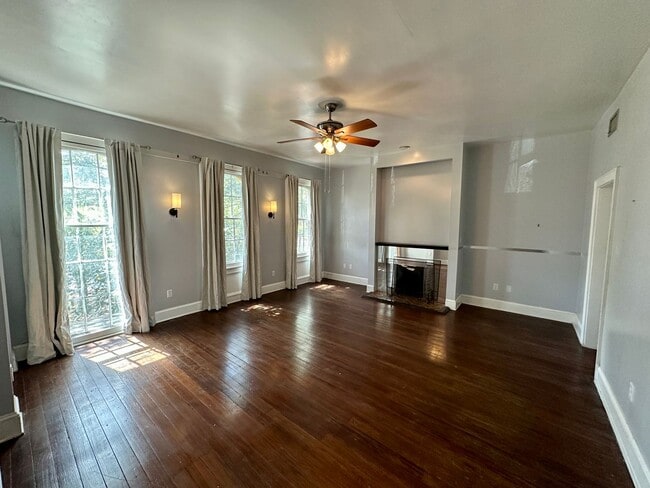 Building Photo - 3 BED | 2.5 BATH | OFF STREET PARKING | PRIVATE BACKYARD | HISTORIC DISTRICT