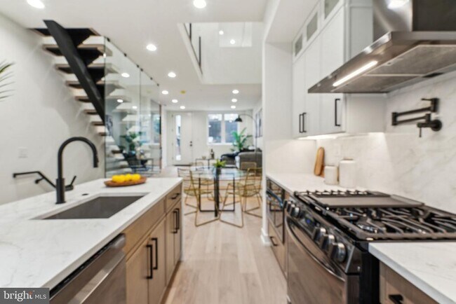 Building Photo - 1106 N Bodine St