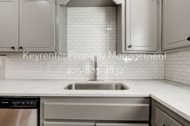Building Photo - 429 Belmont Dr