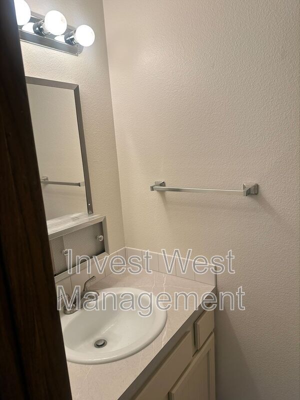 Building Photo - 14017 NE Keyes Ct