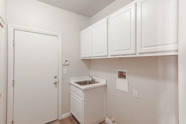 Building Photo - 4 Bed, Single Story Home, In Southwest Gat...