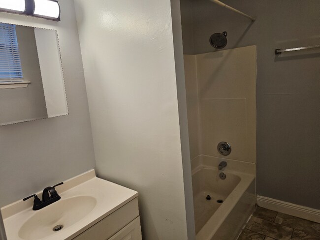 Building Photo - 1511 N Dupre St