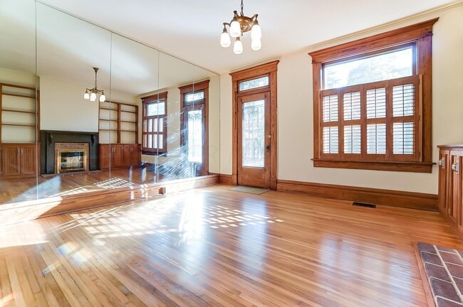 Building Photo - 557 S Grant Ave