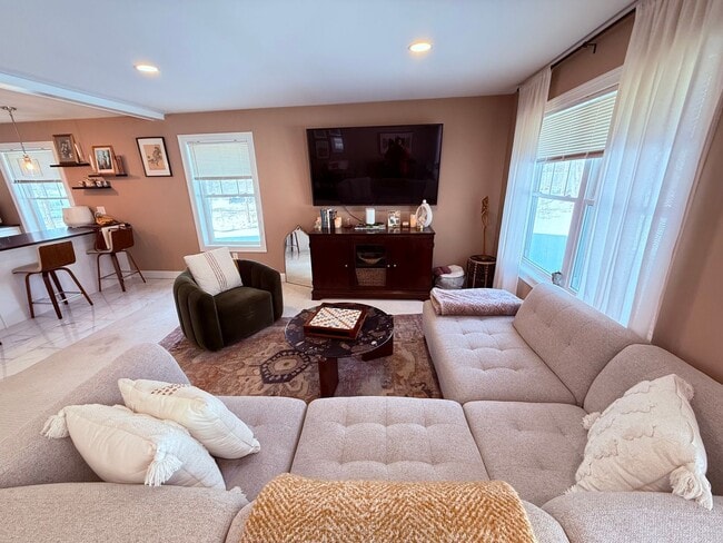 Building Photo - Luxury Duplex