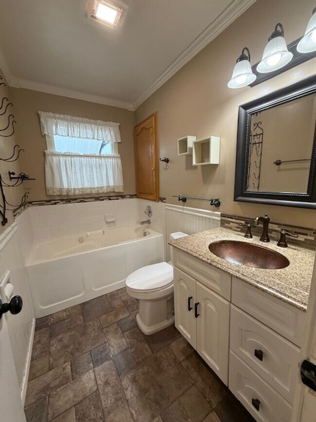 Building Photo - 2 Bedroom 2 Bath Newberg OR 97132 6 Month Lease