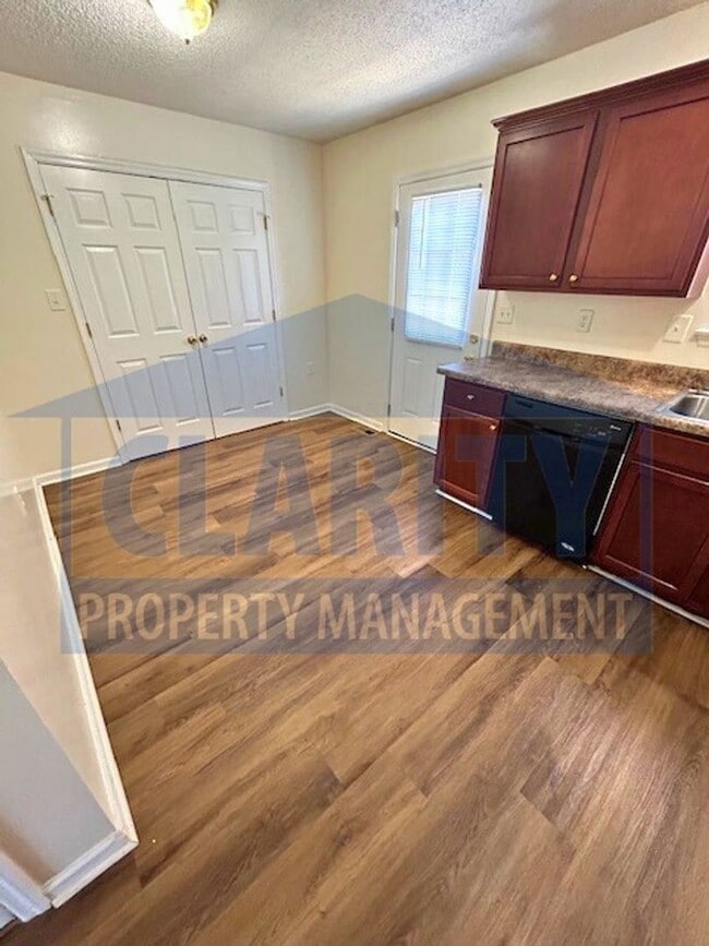 Building Photo - Two bedroom townhome w/ garage!