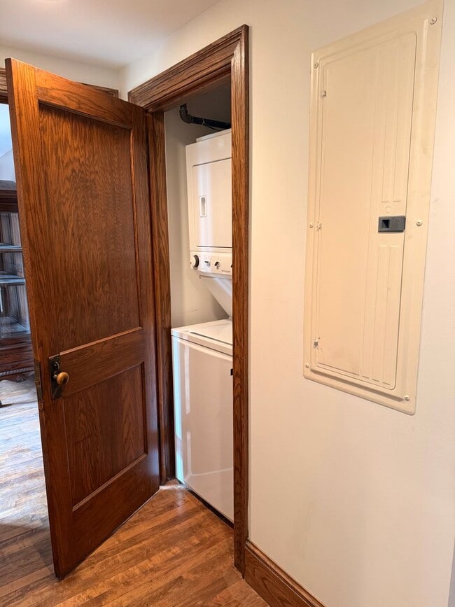 Building Photo - Beautiful and Spacious 3 BDRM 2 BATH Unit in the Heart of Public Square