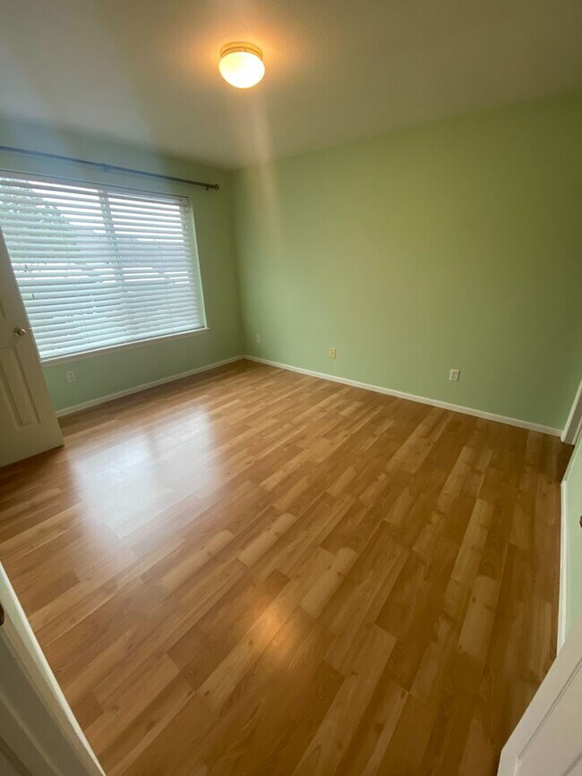 Building Photo - GREAT LOCATION 2 Bed 2 Bath Condo in Hunter's Ridge-Available May 5th