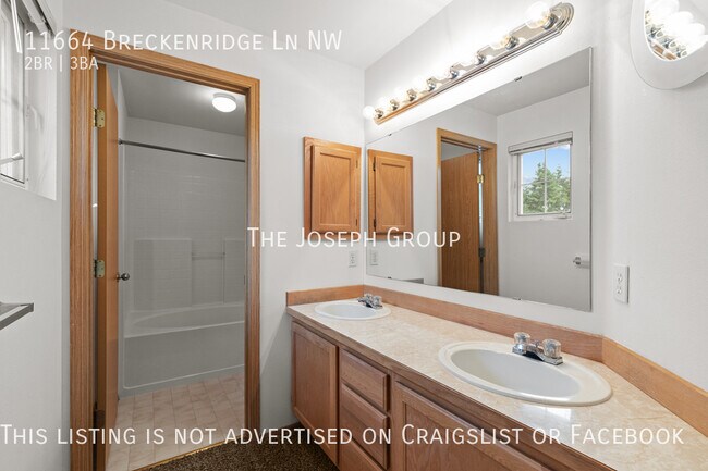 Building Photo - Centrally located 2 bed/2.5 bath in Silver...