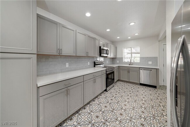 Building Photo - 1140 Hillside Pl