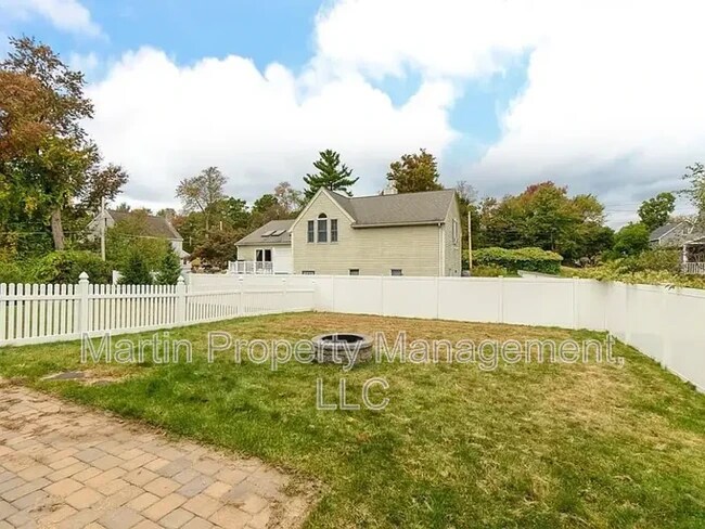 Building Photo - 25 Dahlia Dr