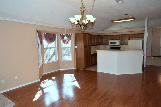 Building Photo - 3 Bed 2 Bath 1700 SF