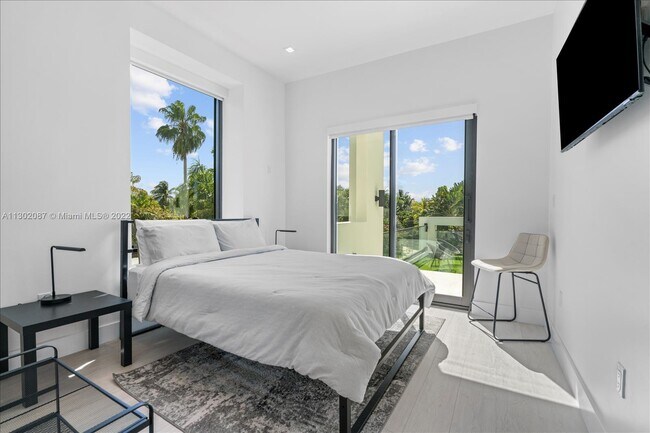 Building Photo - 1311 Bay Dr