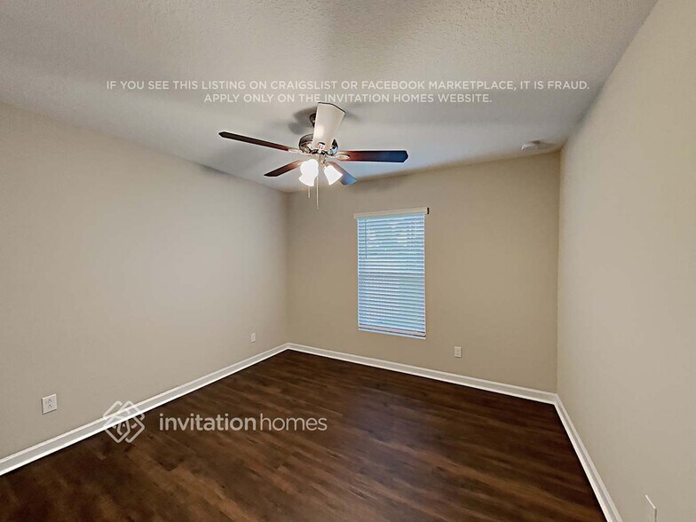 Building Photo - 550 SE Whitmore Dr