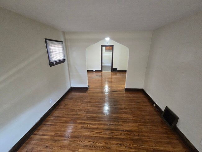 Building Photo - 2 Bedroom House