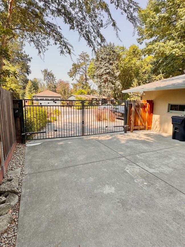 Building Photo - 991 Piedmont Dr