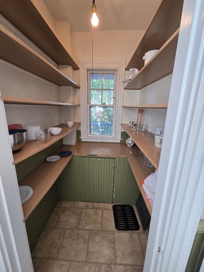 Building Photo - Charming duplex - Deck - Parking - Laundry