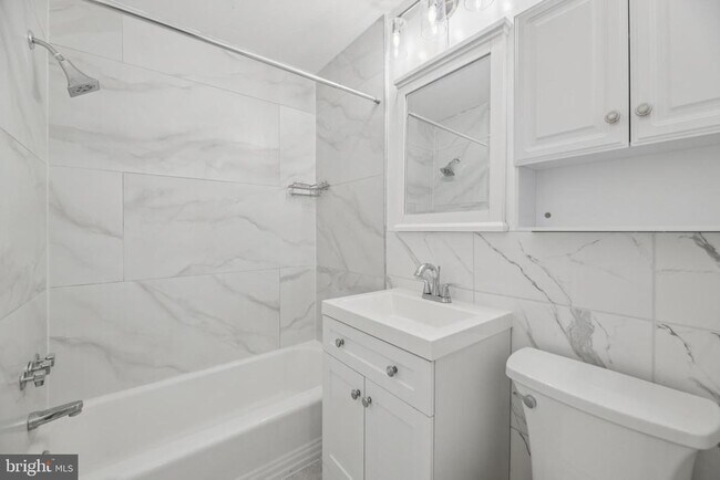 Building Photo - 10607 Weymouth St