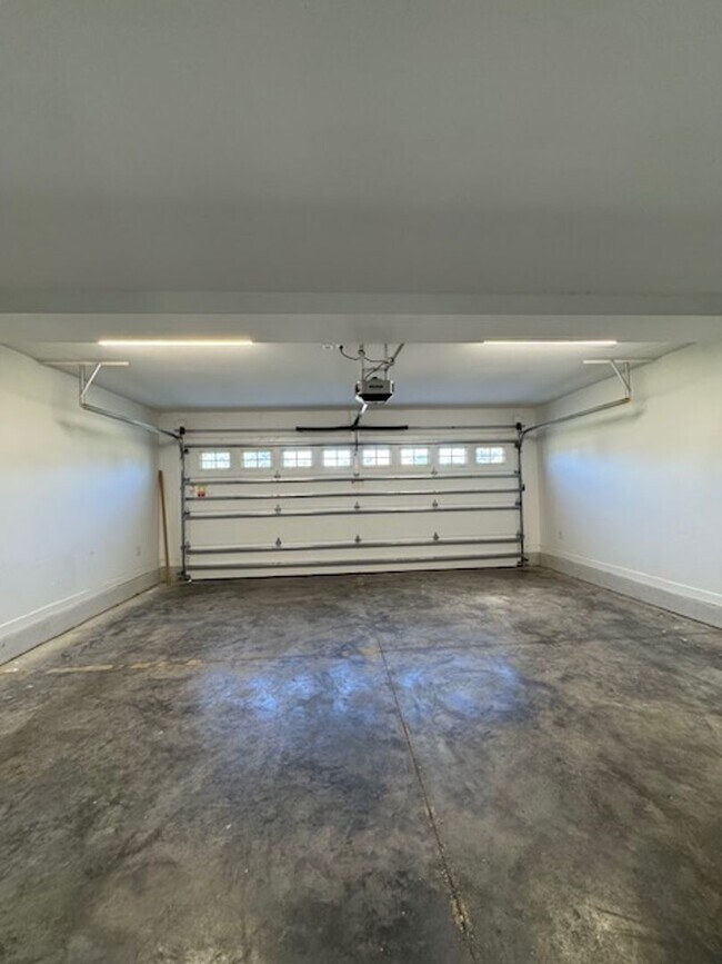 Building Photo - 102 Windyfield Dr