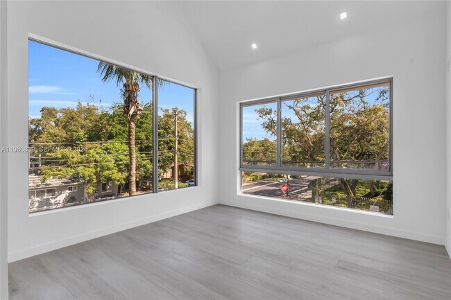 Building Photo - 3204 Plaza St