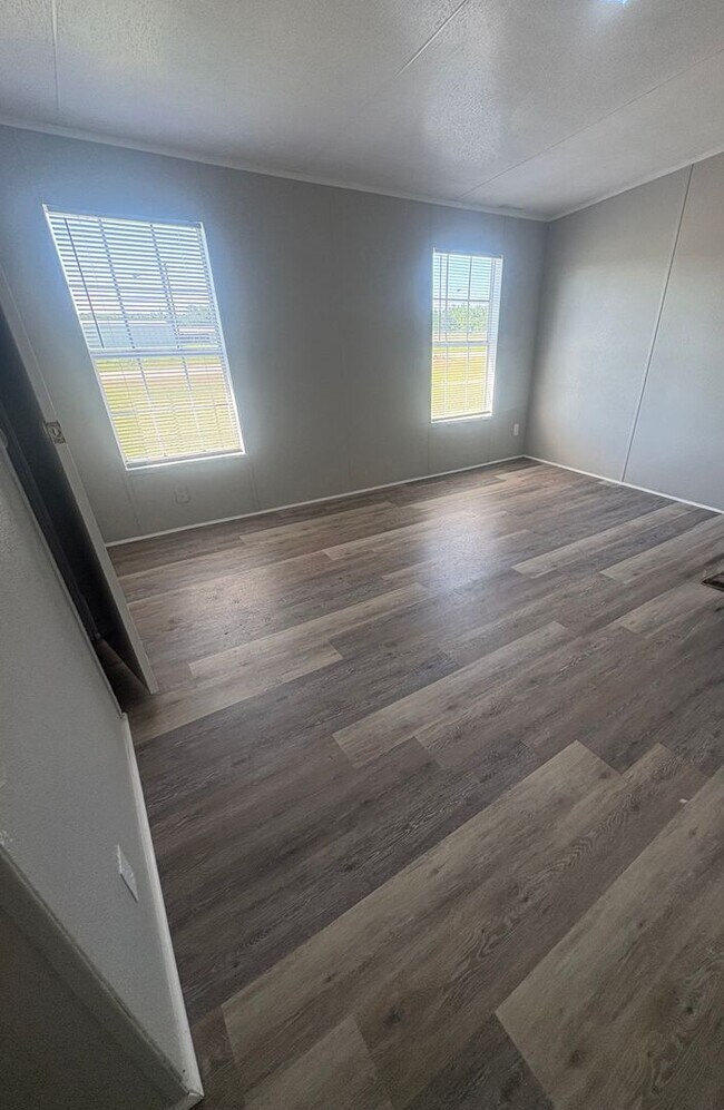 Building Photo - 4 Bed/2 Bath Mobile Home
