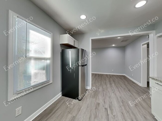 Building Photo - Charming 2BR Duplex with Modern Comfort an...