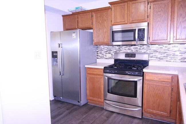 Building Photo - 2022 Redwood Dr