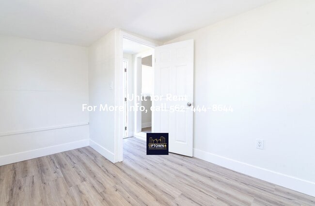 Building Photo - Duplex - 2 Bedroom/ 1 Bath - Santa Ana