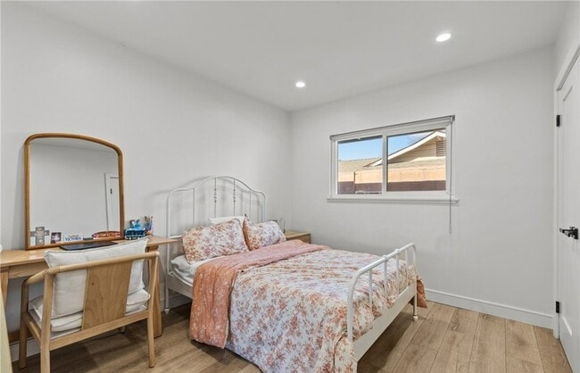 Building Photo - 240 W Gainsborough Rd