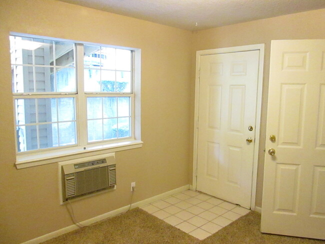 Building Photo - Beautiful 2 bedroom 2 bath open floor plan